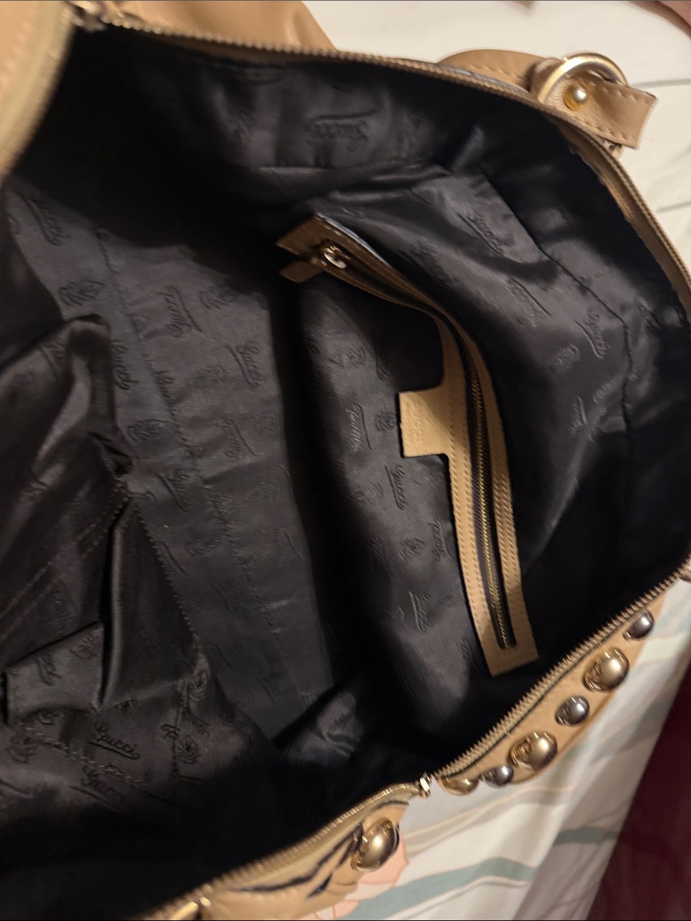 Gucci Tan Leather Shoulder Bag with Gold Heart Emblem - Picture 6 of 12